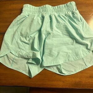 GOOD AS NEW Lululemon Track that mid-rise lined shorts 5 inch inseam